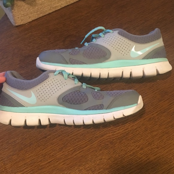 Woman’s Nike’s - Picture 2 of 8